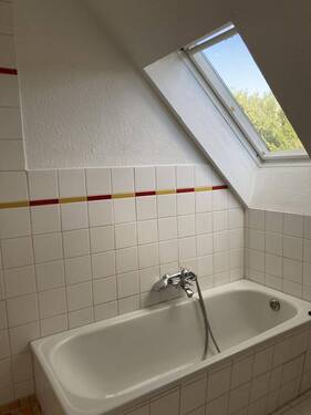 Tageslichtbad mit Wanne und Dusche - 