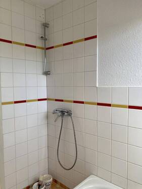 Tageslichtbad mit Wanne und Dusche - 