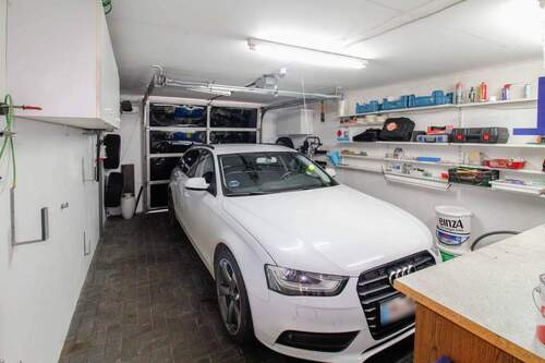 Garage mit E.-Tor - 