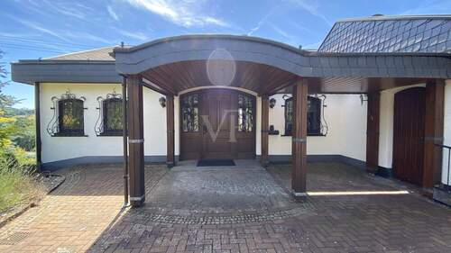 überdachter Hauseingang - Einfamilienhaus mit 195,00 m&sup2; in Netphen / Dreis-Tiefenbach zum Kaufen