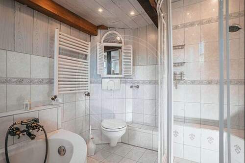 ... mit Badewanne und Dusche - 