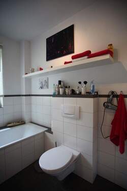 Großes Bad mit Wanne und Dusch - 