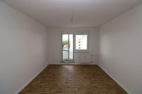 Beispiel Wohnzimmer - Wer Platz sucht, wird hier fündig! - 4RW im 1.OG mit Badewanne und Balkon