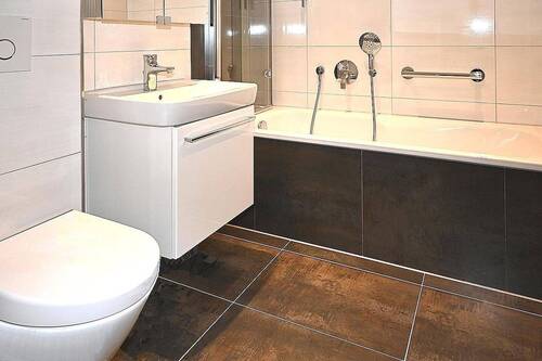 Badezimmer mit Badewanne - 