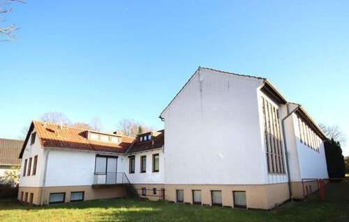 Ansicht Kirche rechts, Wohnhaus links - Wohnhaus mit Kirchengebäude und herrlichem Grundstück, Stellplätze, zur gewerblichen oder privaten Nutzung, Meißner-Abterode