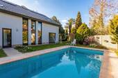 Pool im geschützten Gartenbereich - 