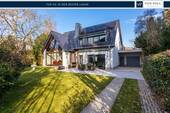 Hausansicht mit Zufahrt - A+ Effizienz-Haus in Kladow: Modernes Architekten-Juwel mit Pool, Smart Home & Energieautarkie