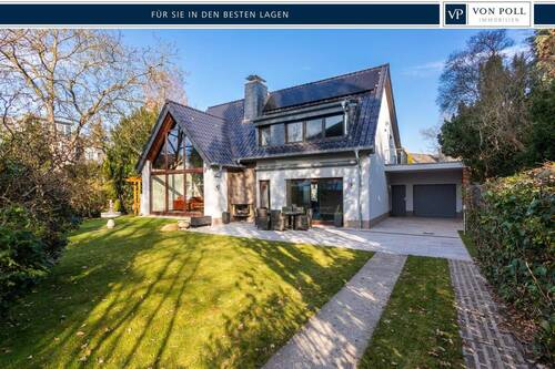 Hausansicht mit Zufahrt - A+ Effizienz-Haus in Kladow: Modernes Architekten-Juwel mit Pool, Smart Home & Energieautarkie