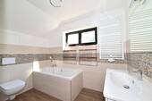 Modernes Badezimmer mit Wanne und Dusche - 