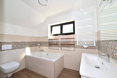 Modernes Badezimmer mit Wanne und Dusche - 