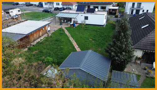 Blick vom Gartenhaus auf das Tiny-Haus - 