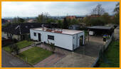 Blick auf den Hof mit dem doppelten Carport - 