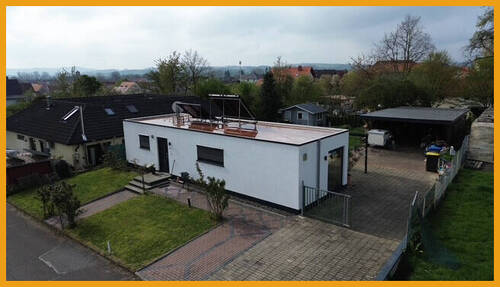 Blick auf den Hof mit dem doppelten Carport - 