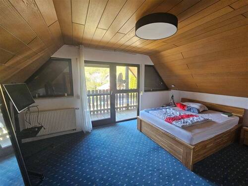 Schlafzimmer mit Balkon - 
