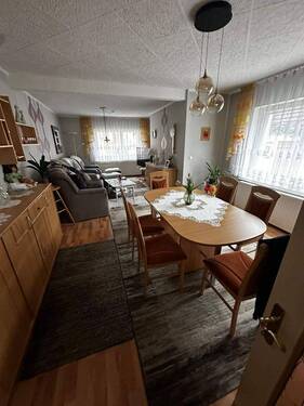 Wohnzimmer.jpeg - Mehrfamilienhaus, Wohnhaus mit 100,00 m&sup2; in Weißenfels zum Kaufen