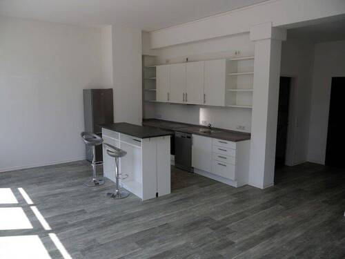 Das große Zimmer mit Einbauküche - 2 Zimmer Gewerbeobjekt im Loft-Stil mit Einbauküche und breiter Fensterfront