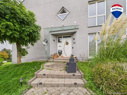 RE/MAX Immobilien DeLux Einfamilienhaus Mettlach-Weiten Hauseingang - 1 Zimmer Einfamilienhaus in Mettlach / Weiten