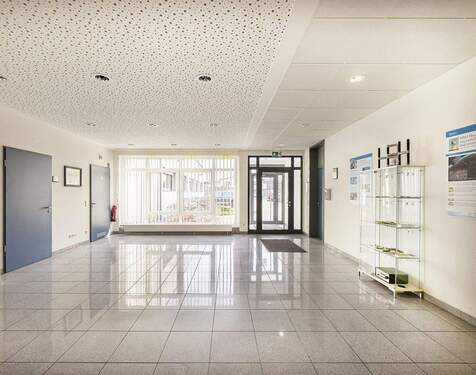 Eingangsbereich - Halle in Stutensee-Blankenloch zum Kaufen