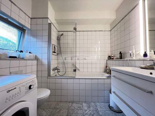 En-Suite-Badezimmer mit Badewanne, WC Waschtisch und Waschmaschine - 