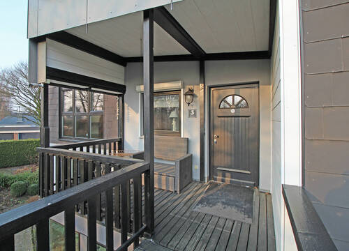 Hauseingang und Veranda im Obergeschoss - 