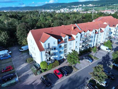 Hausansicht nah - Mit Südbalkon und grüner Umgebung: 3-Zimmer-Wohnung am Stadtrand