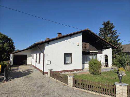 Zufahrt mit Garage - 