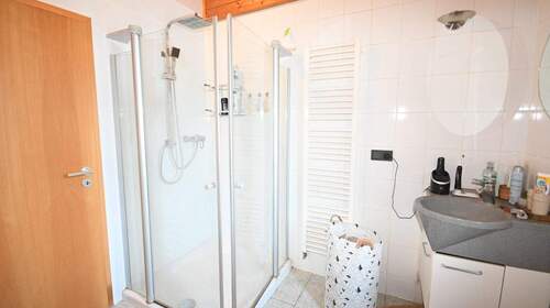 ..mit Dusche im Dachgeschoss - 