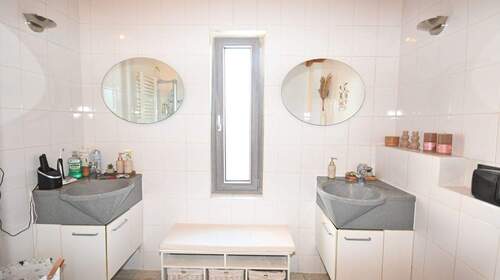 Zeitlos gefliestes Badezimmer.. - 