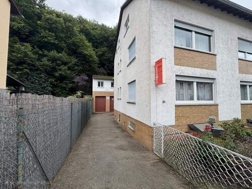 Zufahrt zum Hinterhaus - 2 Zimmer Etagenwohnung zur Miete in Wiesbaden