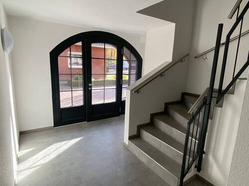 Eingangsbereich und Treppenhaus - 