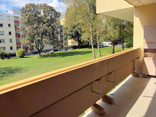 Blick von der Loggia in die Anlage - 4 Zimmer Etagenwohnung zum Kaufen in Gröbenzell