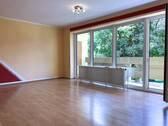 Wohnzimmer mit gesamter Fensterfront - Etagenwohnung mit 102,90 m² in Gröbenzell zum Kaufen