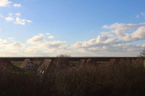 Weitblick über den Deich vom Dachgeschoss - Etagenwohnung mit 58,00 m&sup2; in Wurster Nordseeküste zum Kaufen