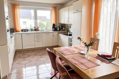 Küche mit gemütlichem Essbereich - 