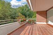 Großzügiger Balkon mit Südwest-Ausrichtung und Blick ins Grüne - 