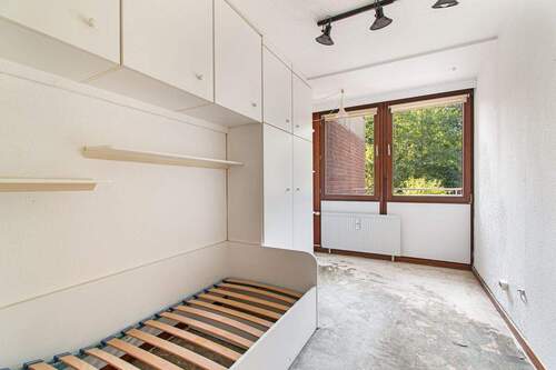 Zimmer mit praktischen Einbauschränken - 