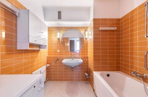 Badezimmer mit Wanne und funktionaler Raumaufteilung - 