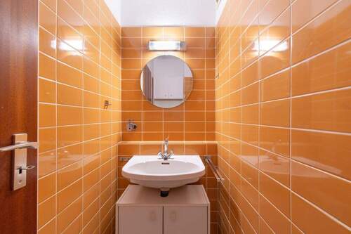 Kompaktes Gäste-WC mit stilvollen Retro-Fliesen - 