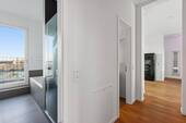 Flur mit Blick ins Bad - 