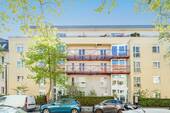 Hausansicht - Helle 2-Zimmer-Wohnung mit Balkon in Adlershof