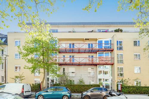 Hausansicht - Helle 2-Zimmer-Wohnung mit Balkon in Adlershof