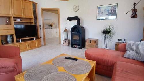 Wohnzimmer mit Kaminofen - 