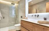 En Suite Badezimmer mit großzügiger Dusche und eleganter Ausstattung - 