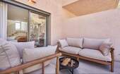 Großzügige Terrasse mit direktem Zugang zum Wohnbereich - 
