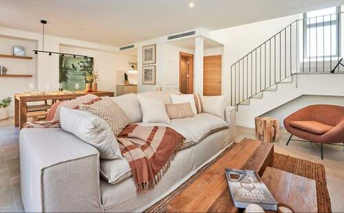 Modern gestalteter Wohnraum mit fließendem Übergang zum Essbereich - 4 Zimmer Reihenmittelhaus zum Kaufen in Esporles