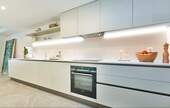 Hochwertig ausgestattete Küche mit Silestone-Arbeitsplatte - 