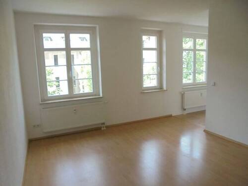Wohnzimmer mit offener Küche - Etagenwohnung mit 49,70 m² in Chemnitz zur Miete