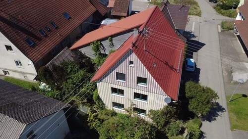 Luftbild - Gepflegtes Einfamilienhaus in ruhiger Lage, mit Garten und Blick ins Grüne