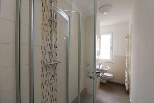 Beispiel Bad mit Dusche - Ein Schnapper...helle 2-RW mit Dusche u. Balkon!!!