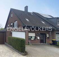 Rheinberg -Alpsray: Gepflegte Doppelhaushälfte mit idyllischem Garten und Blick in die Felder